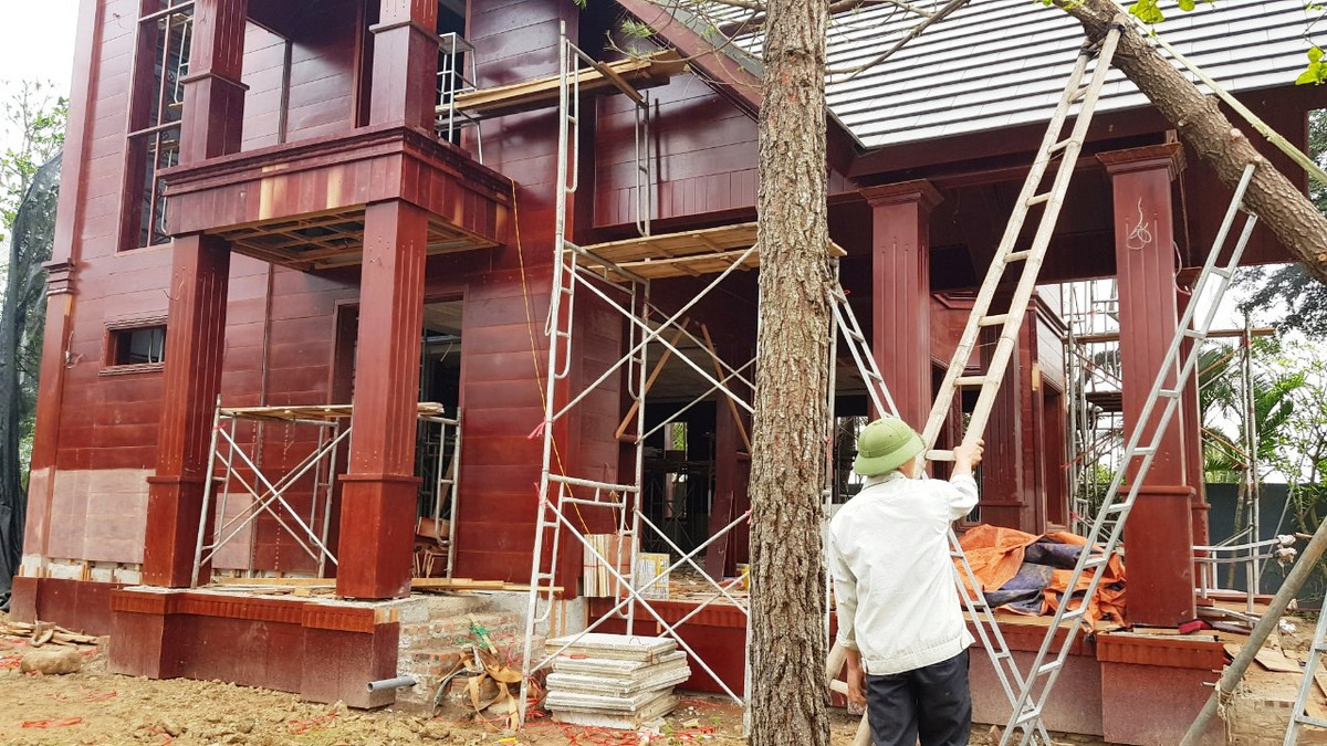 Căn nhà đã cơ bản hoàn thiện. Nhóm thợ đang khẩn trương hoàn thiện những công đoạn cuối cùng.