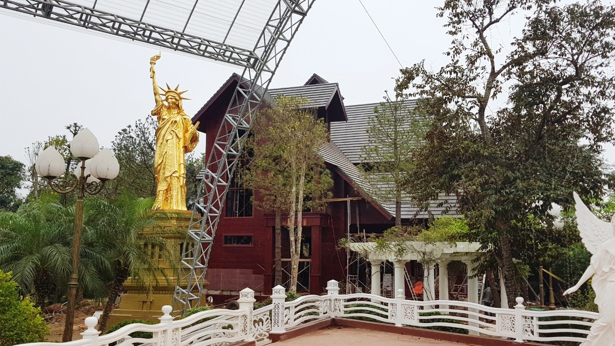 Thậm chí hiện nay, một căn biệt thự mang dáng dấp châu Âu với nhà tầng, mái thái trên diện tích này đang được hoàn thiện.