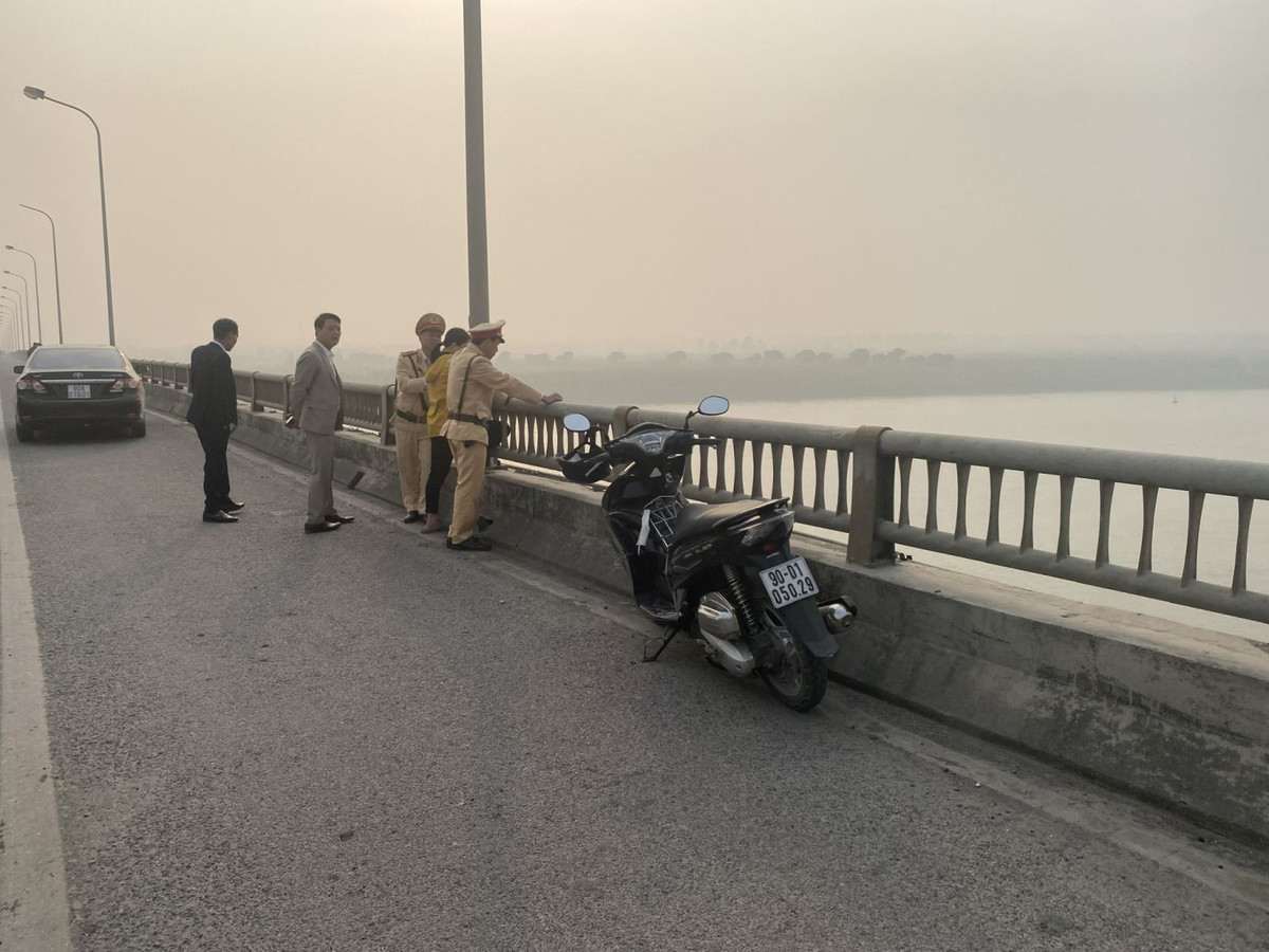 Hưng Yên: CSGT kịp thời ngăn người phụ nữ định nhảy cầu tự tử - Hình 2 Hung Yen: CSGT kip thoi ngan nguoi phu nu dinh nhay cau tu tu-Hinh-2