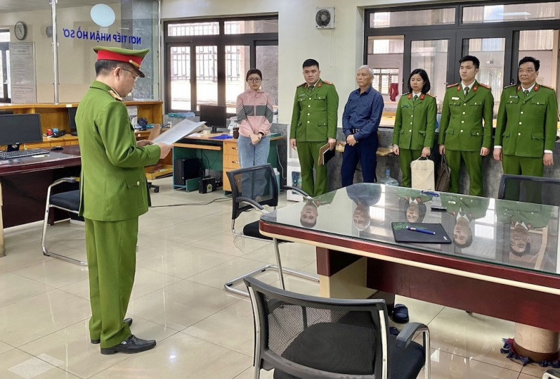 Hai Duong: Khoi to Giam doc, Pho giam doc Trung tam dang kiem 34-04D