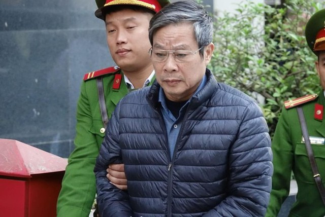  Cựu Bộ trưởng Nguyễn Bắc Son nhận 200.000 USD dịp Tết: Trong vụ Mobifone mua 95% cổ phần AVG, ông Nguyễn Bắc Son thừa nhận vào dịp lễ, Tết đã nhận tiền của ông Cao Duy Hải (cựu Tổng giám đốc Mobifone) số tiền 200 triệu đồng dịp 30/4/2015 và 200.000 USD của ông Lê Nam Trà (cựu Chủ tịch HĐTV Mobifone) dịp Tết âm lịch 2016. 