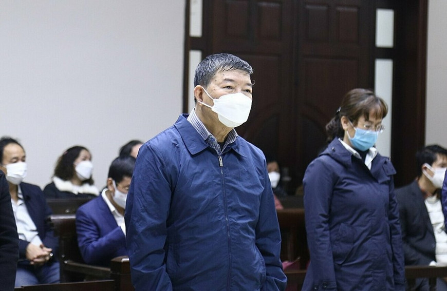  Cựu Giám đốc Bệnh viện Bạch Mai nhận tiền của nhà thầu dịp... "Tết dân tộc": Tại phiên tòa xét xử vụ án xảy ra tại Bệnh viện Bạch Mai liên quan đến hành vi nâng khống giá thiết bị y tế ngày 20/1/2022, cựu Giám đốc Bệnh viện Bạch Mai Nguyễn Quốc Anh khai vào các dịp lễ Tết, bị cáo Phạm Đức Tuấn (Chủ tịch BMS) đến bệnh viện chúc tết Ban Giám đốc, các phòng ban, trong đó có bị cáo. Mỗi lần đến bị cáo Tuấn đưa từ 10 - 20 triệu đồng, hoặc 1.000 - 2.000 USD. "Tôi nghĩ đây là lễ Tết dân tộc, và những ngày đó bệnh viện cũng đi chúc Tết các nơi. Tôi không nghĩ đó là tiền tiêu cực. Trong 3 năm trời, 400 triệu và 10.000 USD. ", ông Quốc Anh khai. 