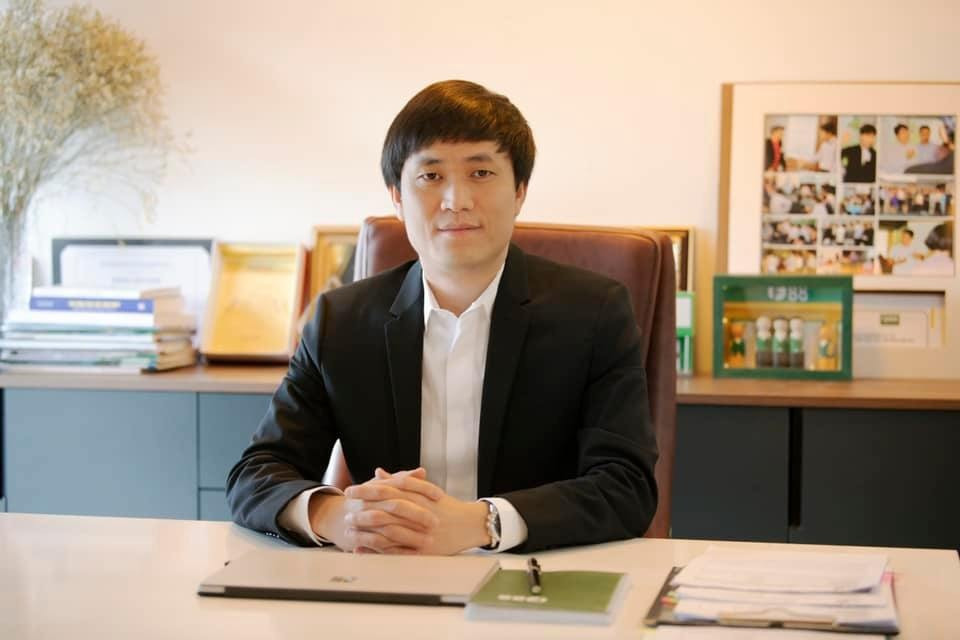 Theo tìm hiểu, CEO Phùng Anh Tuấn sinh năm 1984 tại Phú Thọ, thường được mọi người gọi với biệt danh Tuấn Pat. Trước khi thành lập F88, ông Phùng Anh Tuấn từng làm giám đốc một công ty an ninh mạng và cũng từng được đánh giá là một hacker “hạng nặng” trong giới công nghệ toàn quốc.