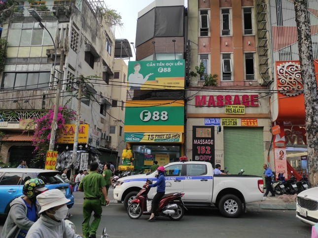 Theo Công an TP HCM, việc khám xét được thực hiện tại chi nhánh của Công ty CP Kinh doanh F88 ở quận Gò Vấp để phục vụ công tác điều tra về các hoạt động cho vay và cưỡng đoạt tài sản. Tuy nhiên, trong thông cáo phát đi sang 7/3, F88 cho biết, cơ quan chức năng đang làm việc để thu thập thông tin phục vụ cho công tác điều tra liên quan đến một nhân sự của F88. Ban lãnh đạo công ty đã chỉ đạo các phòng ban có liên quan phối hợp với cơ quan chức năng cung cấp thông tin để điều tra làm rõ sự việc. (Ảnh: Tiền phong)