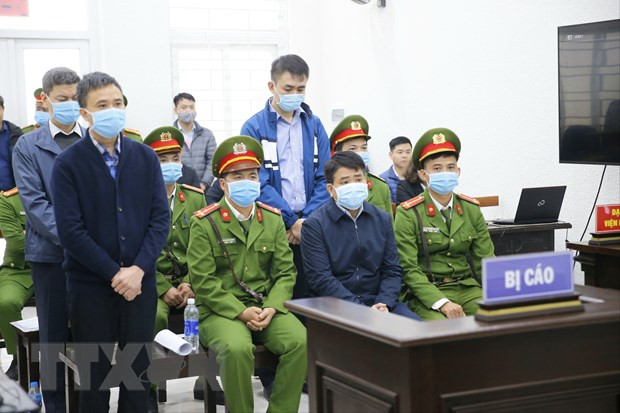 Vụ án này do Cục CSĐT tội phạm về tham nhũng, kinh tế, buôn lậu (C03), Bộ Công an thụ lý. Bị cáo Nguyễn Đức Chung đã liên hệ và đề nghị Phạm Quang Dũng, cán bộ C03, cung cấp các thông tin, tài liệu điều tra vụ án. Từ tháng 7/2019 – 6/2020, bị cáo Dũng đã 5 lần chiếm đoạt 9 tài liệu điều tra có mức độ “Mật” và chuyển cho ông Nguyễn Đức Chung 2 lần. Các bị cáo Nguyễn Hoàng Trung và Nguyễn Anh Ngọc đã tham gia 1 lần in, chỉnh sửa 3 tài liệu “Mật” cho ông Chung. (Ảnh: TTXVN)