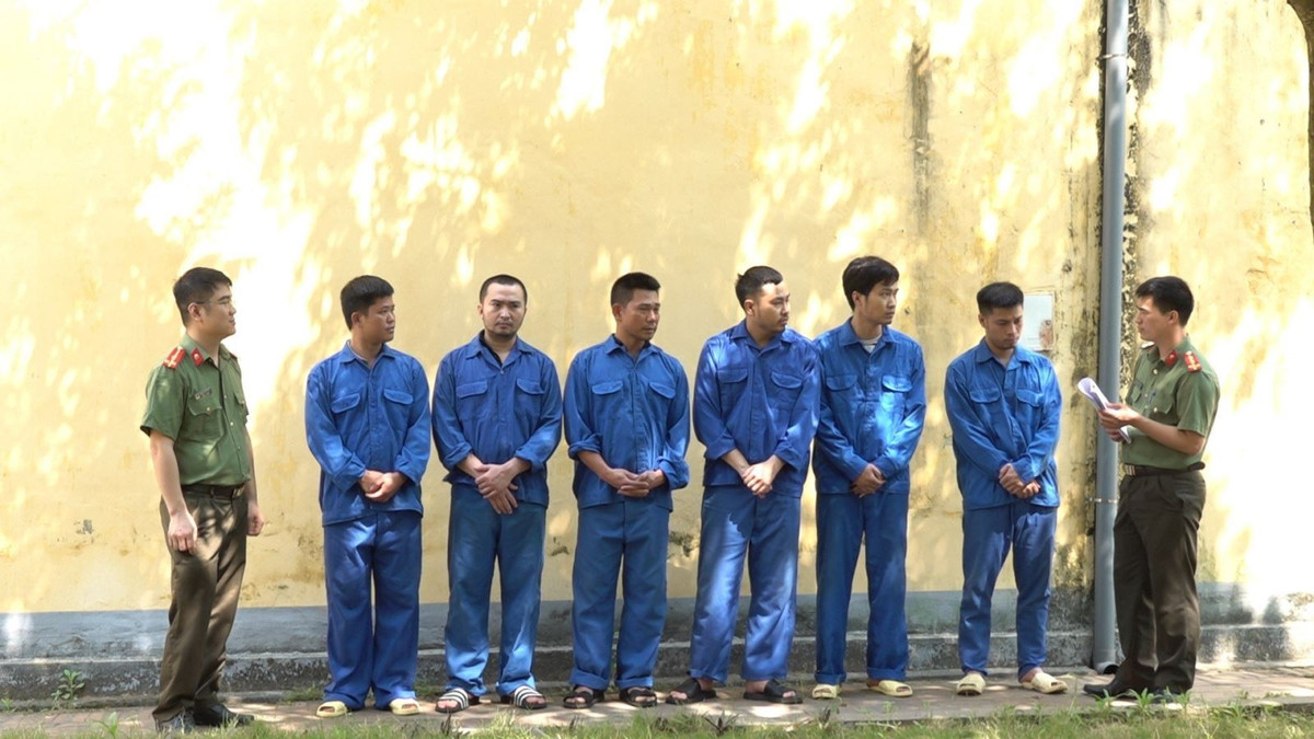  Triệt phá đường dây cá độ bóng đá do Trần Duy Khương cầm đầu: Ngày 23/3/2023, Công an tỉnh Hưng Yên đã triệt phá đường dây cá độ bóng đá do Trần Duy Khương (SN 1978, TP Hà Nội) cầm đầu. Đây là đường dây cá độ bóng đá có nhiều thủ đoạn tinh vi: Sử dụng các ứng dụng như Zalo, Telegram, Messenger… dùng các từ “lóng” để giao dịch. Khi bị phát hiện sẽ nhanh chóng xóa, khóa nội dung đánh bạc trên mạng, tẩu tán tài liệu.... Trần Duy Khương tổ chức đánh bạc dưới hình thức cá độ bóng đá ở cấp độ “Super” từ năm 2015 với tổng lượng tiền hàng nghìn tỷ đồng mỗi năm. Đến nay 7 bị can bị khởi tố về hành vi tổ chức đánh bạc và đánh bạc. 