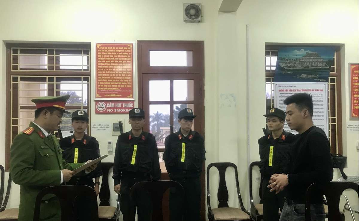 Du do be gai 13 tuoi lam nhan vien karaoke, 3 doi tuong bi khoi to-Hinh-2