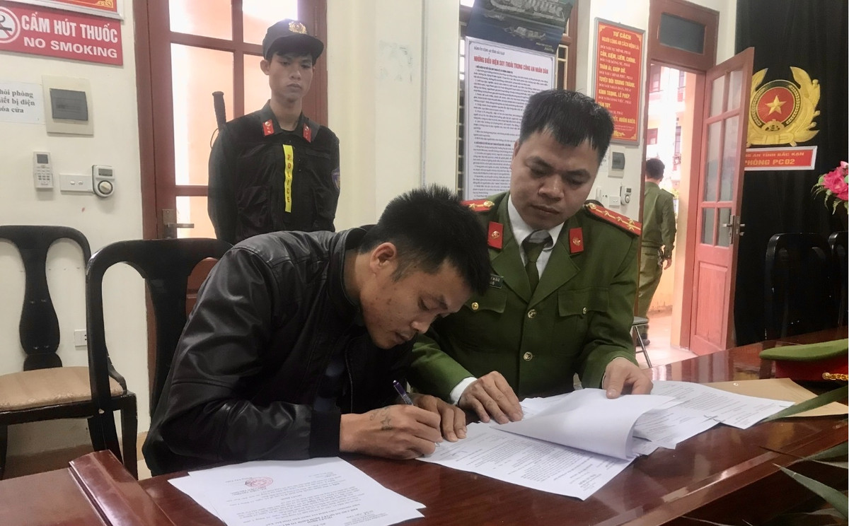 Du do be gai 13 tuoi lam nhan vien karaoke, 3 doi tuong bi khoi to-Hinh-4