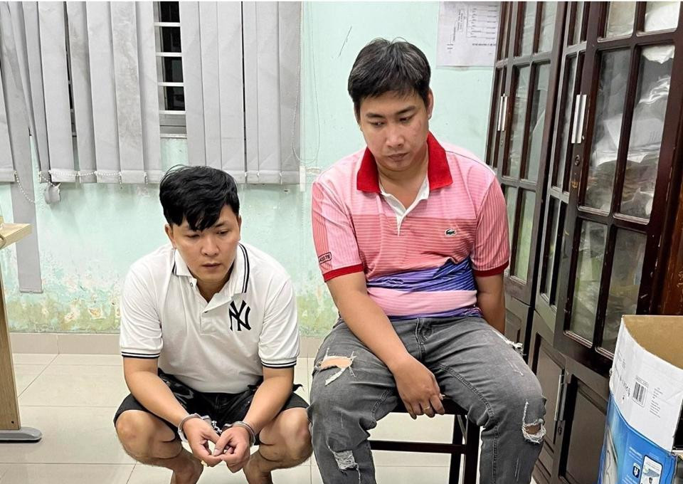 Cụ thể, tại Cảng hàng không quốc tế Nội Bài, Phòng CSĐT tội phạm về ma túy và Cục Hải quan TP Hà Nội đã tổ chức kiểm tra, phát hiện các kiện hàng nghi vấn. Kết quả, phát hiện 3 vận đơn, gồm 8 kiện, thùng carton có tổng trọng lượng hơn 205 kg, được gửi từ Đức. Trong các kiện, thùng này cất giấu 98kg ma túy tổng hợp, gồm 45kg MDMA, 53kg ketamine và 2.000 gói "nước vui". 3 đối tượng liên quan đến vụ việc đã bị bắt giữ và bàn giao cho Công an TPHCM tiếp tục điều tra theo thẩm quyền.