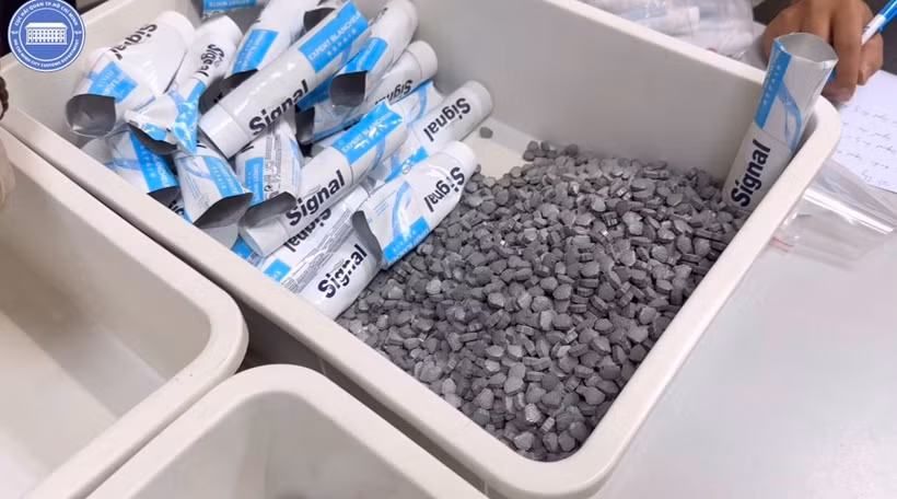 Thời điểm phát hiện, các tiếp viên sửng sốt khi biết có ma túy trong kem đánh răng. Theo lời khai của các tiếp viên này, khi ở Pháp họ được một người (chưa xác định danh tính) nhờ "xách tay một số hàng hoá về nước" và trả công hơn 10 triệu đồng. Vì quá mệt mỏi do vừa trải qua chuyến bay dài, các tiếp viên này chỉ xem qua loa vài tuýp kem, không thấy có gì bất thường nên mới mang về Việt Nam. Tại sân bay Pháp, hành lý của những tiếp viên này không bị phát hiện bất thường, tuy nhiên khi về tới sân bay Tân Sơn Nhất bị lực lượng chức năng sân bay phát hiện.