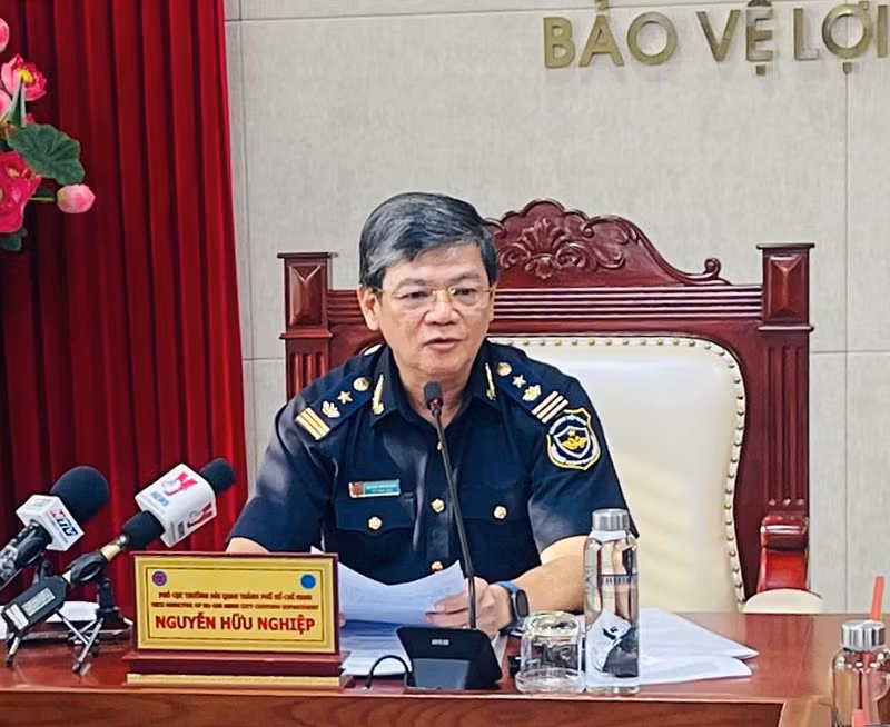 Phó Cục Trưởng Cục Hải quan TPHCM Nguyễn Hữu Nghiệp cho biết, Cục Hải quan TPHCM đã chỉ đạo đơn vị Hải quan Tân Sơn Nhất tập trung kiểm tra, kiểm soát các đối tượng với tần suất di chuyển thường xuyên, đặc biệt là các tuyến đường trọng điểm từ các nước châu Âu, Mỹ, Nhật Bản, Hàn Quốc... . Các loại đối tượng có sự thay đổi từ khách nước ngoài, người Việt Nam, khách du lịch,... đến nay xuất hiện nhóm đối tượng mới như tiếp viên hàng không. Đây là nhóm đối tượng có công việc ổn định, có nhận thức pháp luật... nhưng vẫn tham gia vận chuyển trái phép chất ma túy.