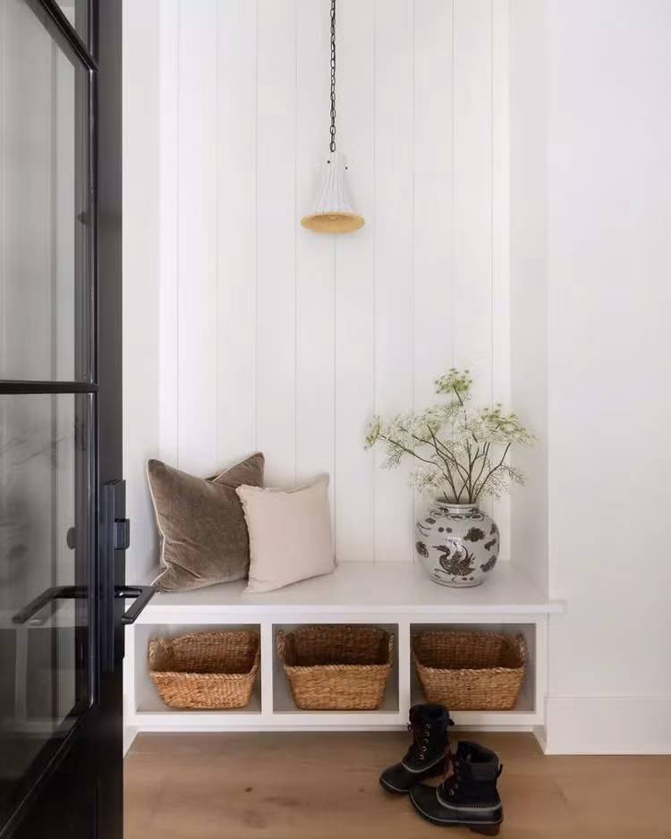  Dọn dẹp vào ban đêm: Một số người có thể có thói quen dọn dẹp vào buổi sáng nhưng Allison Flinn, người sáng lập Reclaim Professional Organizing, và Amy Mayorga, người sáng lập Minimalista Organizing, khuyên bạn nên dọn dẹp vào buổi tối.