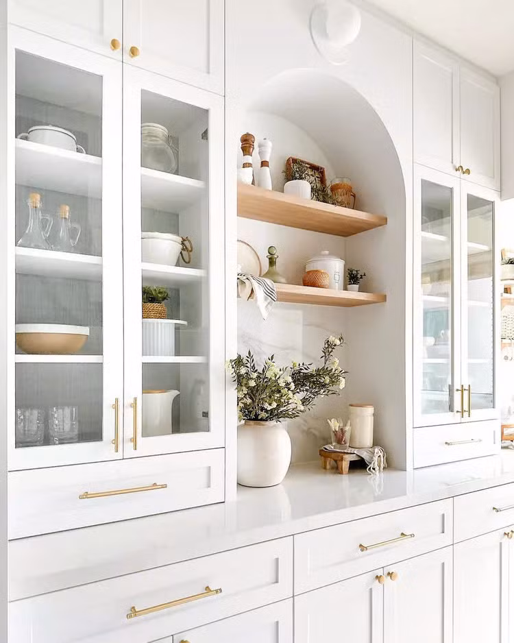  Cung cấp cho mọi thứ một vị trí: Theo Flinn, một trong những cách tốt nhất để giữ cho ngôi nhà của bạn gọn gàng là dành riêng vị trí cho mỗi món đồ. Sau khi sử dụng xong, món đồ đó phải được làm sạch và đặt lại vị trí cũ.