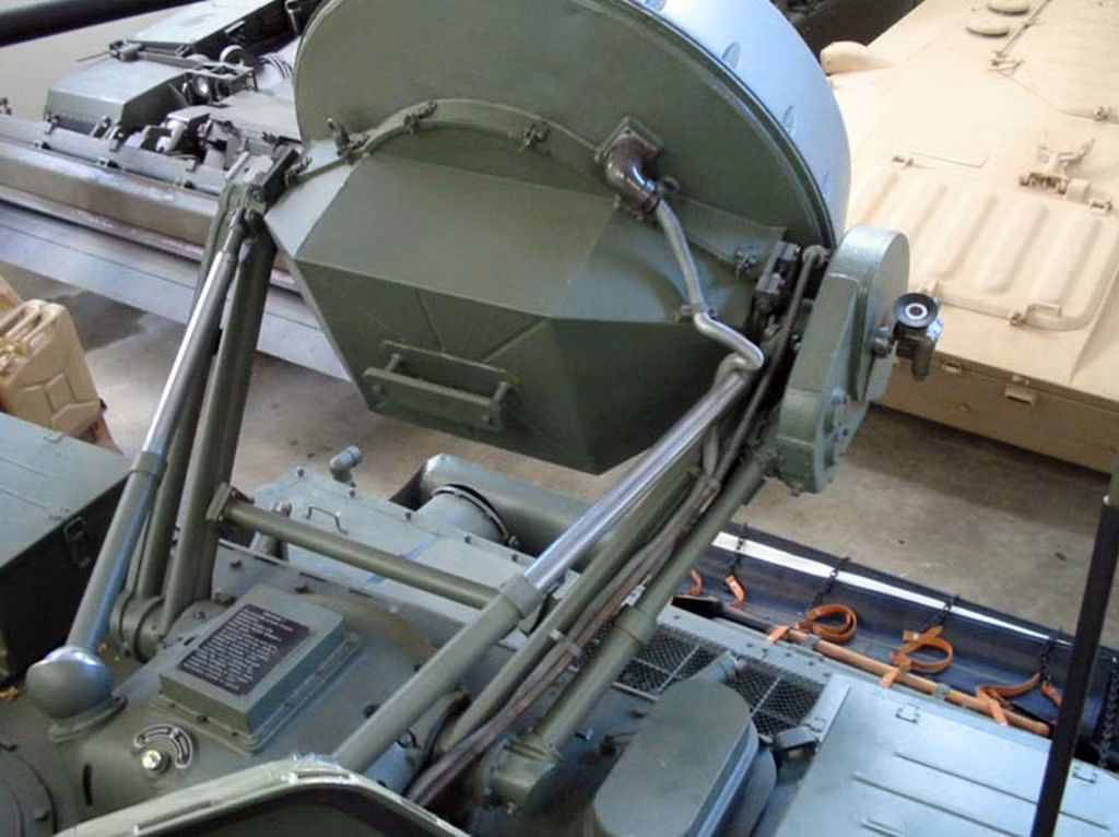 ZSU-23-4 được xem là một trong những hệ thống pháo phòng không tự hành đầu tiên được trang bị radar dẫn bắn - radar điều khiển hỏa lực J band RPK-2 Tobol với phần anten được gấp gọp sau tháp pháo. Radar có thể phát hiện máy bay địch cách 20km. Nguồn ảnh: Krasnaya Zvezda