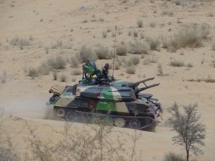 ZU-23-4 được thiết kế trên khung gầm xe bánh xích GM-575 có dùng một số bộ phận của tăng hạng nhẹ PT-76. Toàn bộ hệ thống nặng 19 tấn, dự trữ hành trình 450km và tốc độ tối đa đạt được 50km/h. Nguồn ảnh: Pinterest