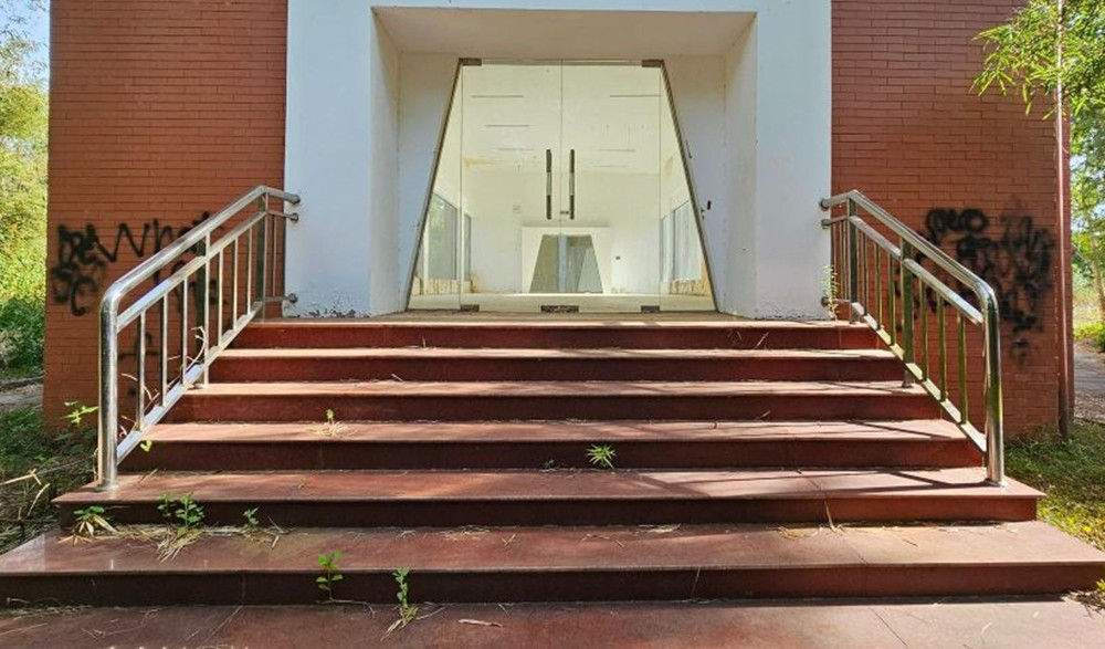 Trao đổi với báo chí, đại diện Ban Quản lý di tích lịch sử Quốc gia đặc biệt địa đạo Vịnh Mốc, cho biết do không có hiện vật để trưng bày, 5 năm qua, công trình nhà trưng bày vẫn đóng kín cửa. Nhiều hạng mục đã bị xuống cấp, hư hỏng. Nhiều người vô ý thức còn phóng uế bừa bãi.