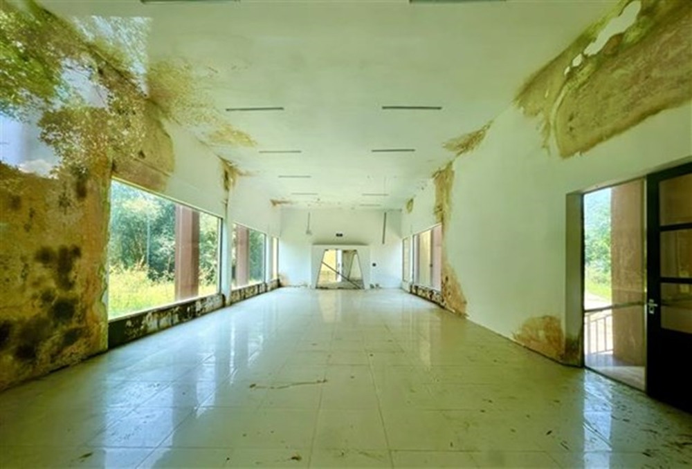 Nhiều bức tường ố vàng cũng đang dần xuống cấp. (Ảnh: TTXVN).