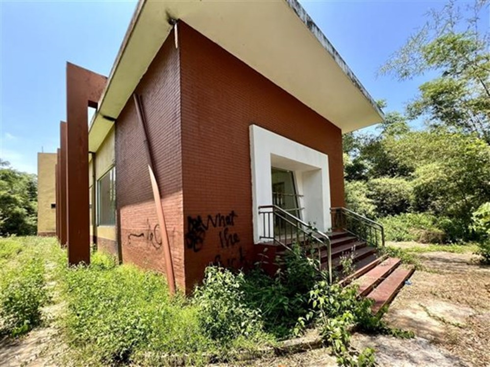 Công trình được xây dựng với 3 dãy nhà (3 khối) kết nối với nhau như một đường hầm trong lòng đất có diện tích mặt sàn hơn 1.000m2. (Ảnh: TTXVN).