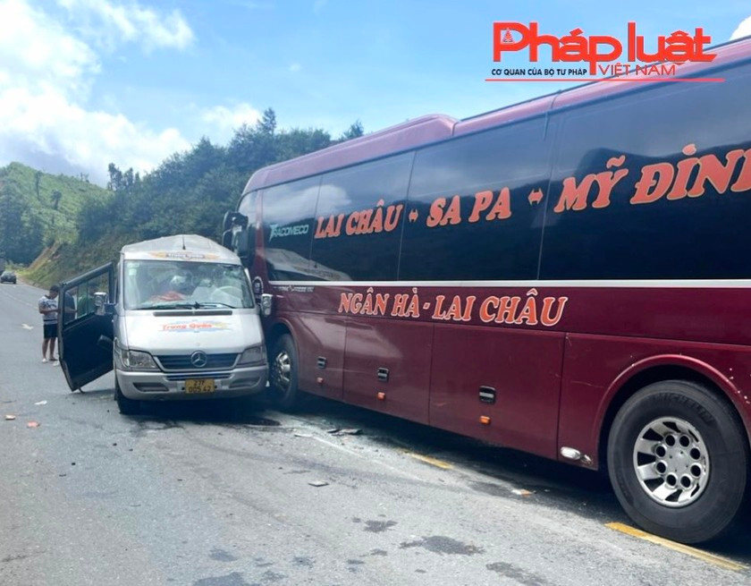 Hai o to cho khach va cham tai Sa Pa, hon chuc nguoi bi thuong