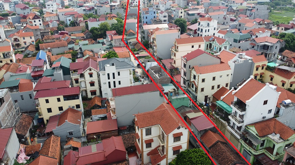 Theo phản ánh của người dân thôn Cao Hạ, xã Đức Giang (huyện Hoài Đức, Hà Nội), nhiều năm nay, trên địa bàn xuất hiện tình trạng một số hộ gia đình ngang nhiên lấn chiếm, mua bán chuyển nhượng “qua tay” đất công nằm dọc con mương thoát nước của thôn, sau đó xây dựng các công trình kiên cố, có dấu hiệu sử dụng sai mục đích đất.