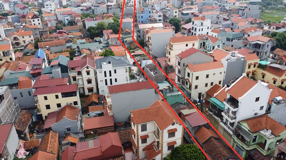 Theo phản ánh của người dân thôn Cao Hạ, xã Đức Giang (huyện Hoài Đức, Hà Nội), nhiều năm nay, trên địa bàn xuất hiện tình trạng một số hộ gia đình ngang nhiên lấn chiếm, mua bán chuyển nhượng “qua tay” đất công nằm dọc con mương thoát nước của thôn, sau đó xây dựng các công trình kiên cố, có dấu hiệu sử dụng sai mục đích đất.