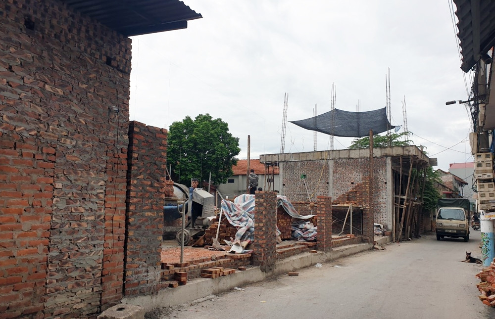 Trong khi các sai phạm cũ chưa được xử lý dứt điểm, gần đây, một vài công trình mới lại đua nhau “mọc” trên đất mương thoát nước. Điều này khiến đường cống nước của các hộ ở ngõ 55 thôn Cao Hạ bị ảnh hưởng nghiêm trọng, trời mưa xuống nước không thoát kịp, con ngõ nhanh chóng bị ngập úng sâu.