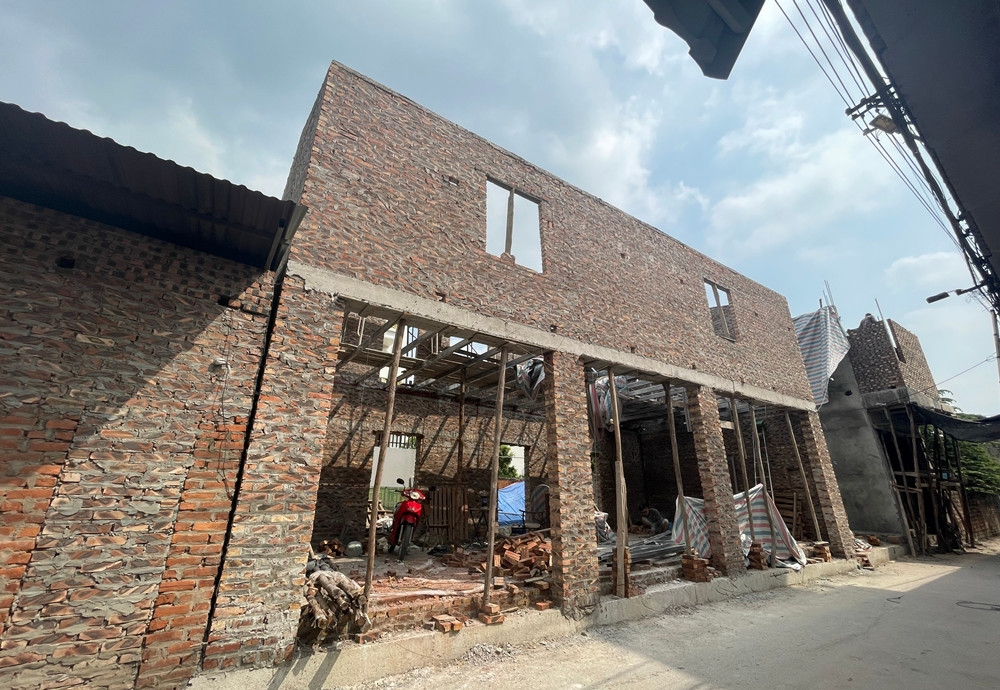 “Phần còn lại, ông T. phải cam kết chỉ được dựng khung sắt mái tôn, không được xây dựng, khi nhà nước có dự án quy hoạch thì gia đình ông T. phải tự tháo dỡ và không được bồi thường...” - biên bản nêu.