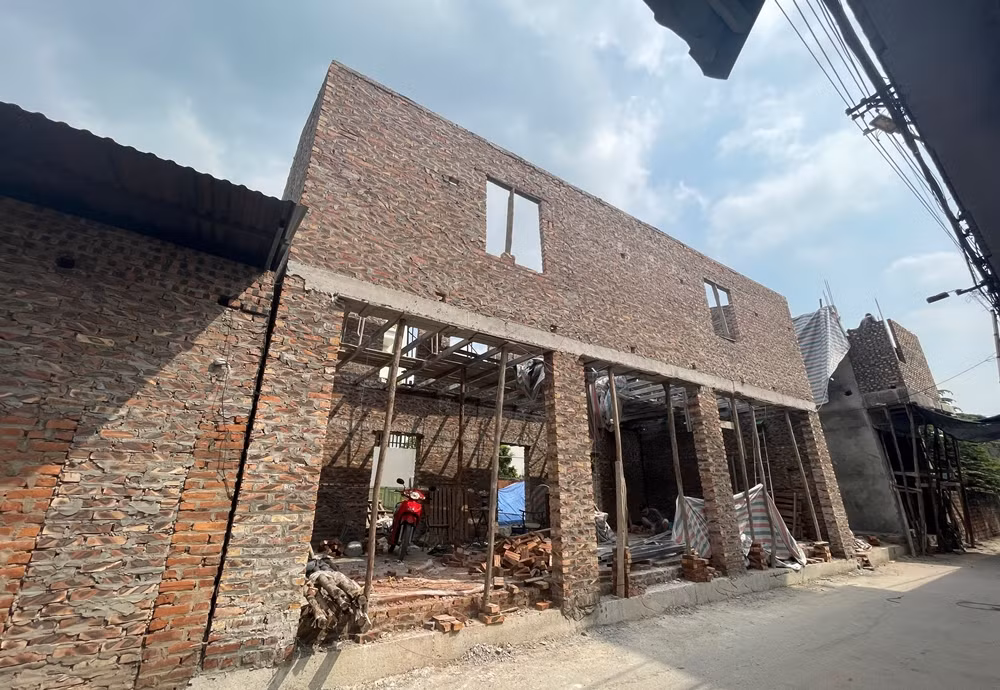 “Phần còn lại, ông T. phải cam kết chỉ được dựng khung sắt mái tôn, không được xây dựng, khi nhà nước có dự án quy hoạch thì gia đình ông T. phải tự tháo dỡ và không được bồi thường...” - biên bản nêu.