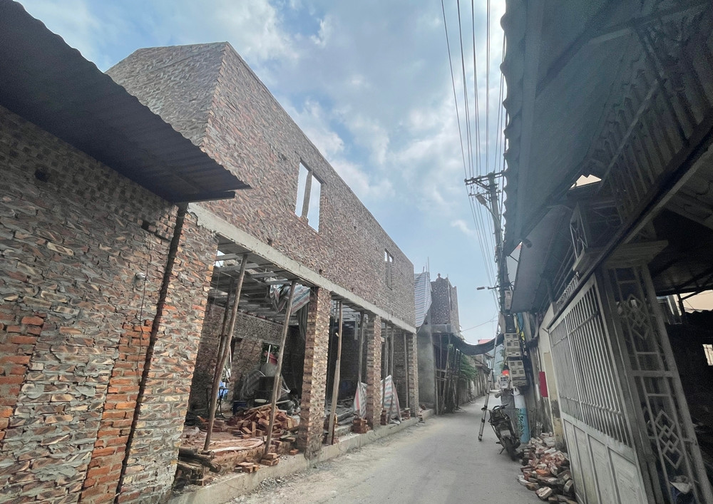 Công trình xây dựng lấn chiếm lấn chiếm mương thoát nước đang nhanh chóng hoàn thiện phần thô.