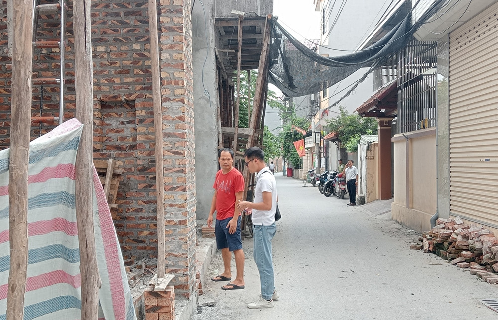 Trao đổi với PV Tri thức và Cuộc sống, ông Nguyễn Văn Hùng (áo đỏ - người dân thôn Cao Hạ) bức xúc nói: “Việc xây dựng trên đất mương là vi phạm pháp luật đất đai, người dân chúng tôi rất bức xúc. Nhìn ra một số địa phương, dân còn hiến đất làm đường, chúng tôi mong sao các cấp chính quyền xem xét vào cuộc, xử lý nghiêm việc lấn chiếm đất công, trả lại mặt bằng đường và cống thoát nước cho thôn dân”.