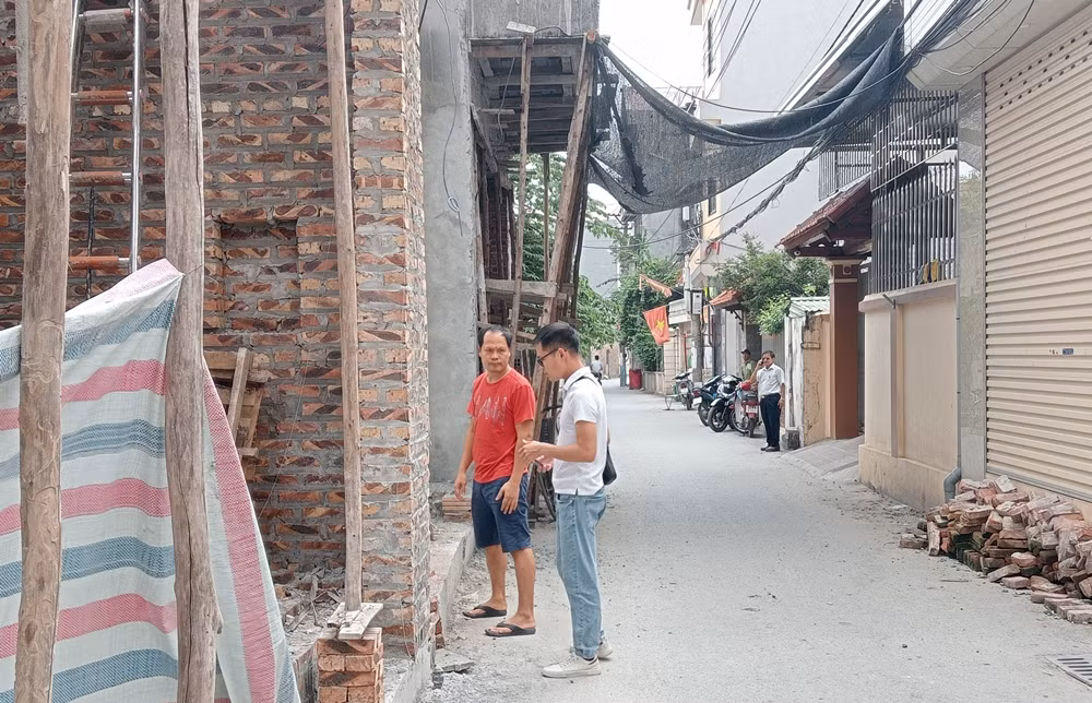 Trao đổi với PV Tri thức và Cuộc sống, ông Nguyễn Văn Hùng (áo đỏ - người dân thôn Cao Hạ) bức xúc nói: “Việc xây dựng trên đất mương là vi phạm pháp luật đất đai, người dân chúng tôi rất bức xúc. Nhìn ra một số địa phương, dân còn hiến đất làm đường, chúng tôi mong sao các cấp chính quyền xem xét vào cuộc, xử lý nghiêm việc lấn chiếm đất công, trả lại mặt bằng đường và cống thoát nước cho thôn dân”.