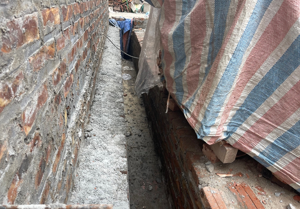 Nhiều người dân thôn Cao Hạ cho hay, họ đã tự nguyện đóng góp, xã hội hóa đủ điều kiện tiến hành cải tạo cống rãnh và đổ bê tông lối đi tại ngõ 55. Tuy nhiên, do vướng phải một số công trình "mọc" trái phép nên chưa thể thực hiện được.