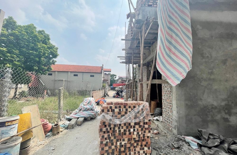 Vật liệu xây dựng chất đống ngổn ngang để phục vụ cho việc thi công công trình.