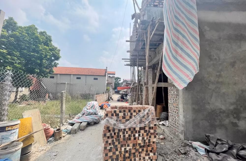 Vật liệu xây dựng chất đống ngổn ngang để phục vụ cho việc thi công công trình.