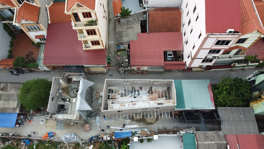 Đây là công trình gia đình ông N.C.T (thôn Cao Hạ), được gia chủ xây dựng xong phần thô tầng 2. Chính quyền địa phương xác định công trình nay xây dựng tại khu đất Ao Ngòi của thôn Cao Hạ. Nằm kế bên trái, công trình của hộ ông Y. cũng đang hoàn thiện tầng 2.