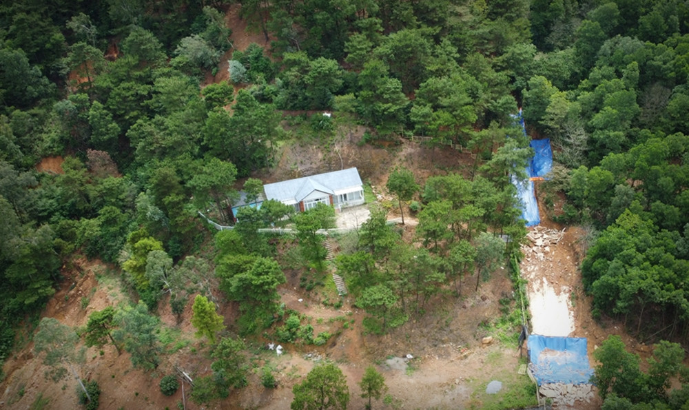 Ông Ngọc phân tích, riêng trên địa bàn xã Minh Phú, ban đầu, lực lượng chức năng xác định sẽ cưỡng chế căn nhà trên đồi Dõng Chum vì đã "xẻ thịt" đất rừng. Sau đó, qua kiểm tra, UBND huyện Sóc Sơn xác định có thêm một số biệt thự, homestay khác nằm ở lưng chừng đồi Dõng Chum có sự chồng lấn đất ở, đất nông nghiệp cũng như đất vườn cây ăn quả.