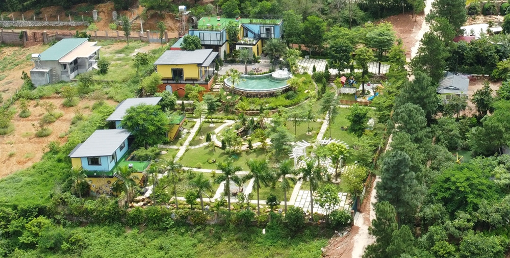 Đối với 5 công trình nhà ở và homestay nằm dọc con đường bê tông, cơ quan chức năng xác định có vi phạm trật tự xây dựng.