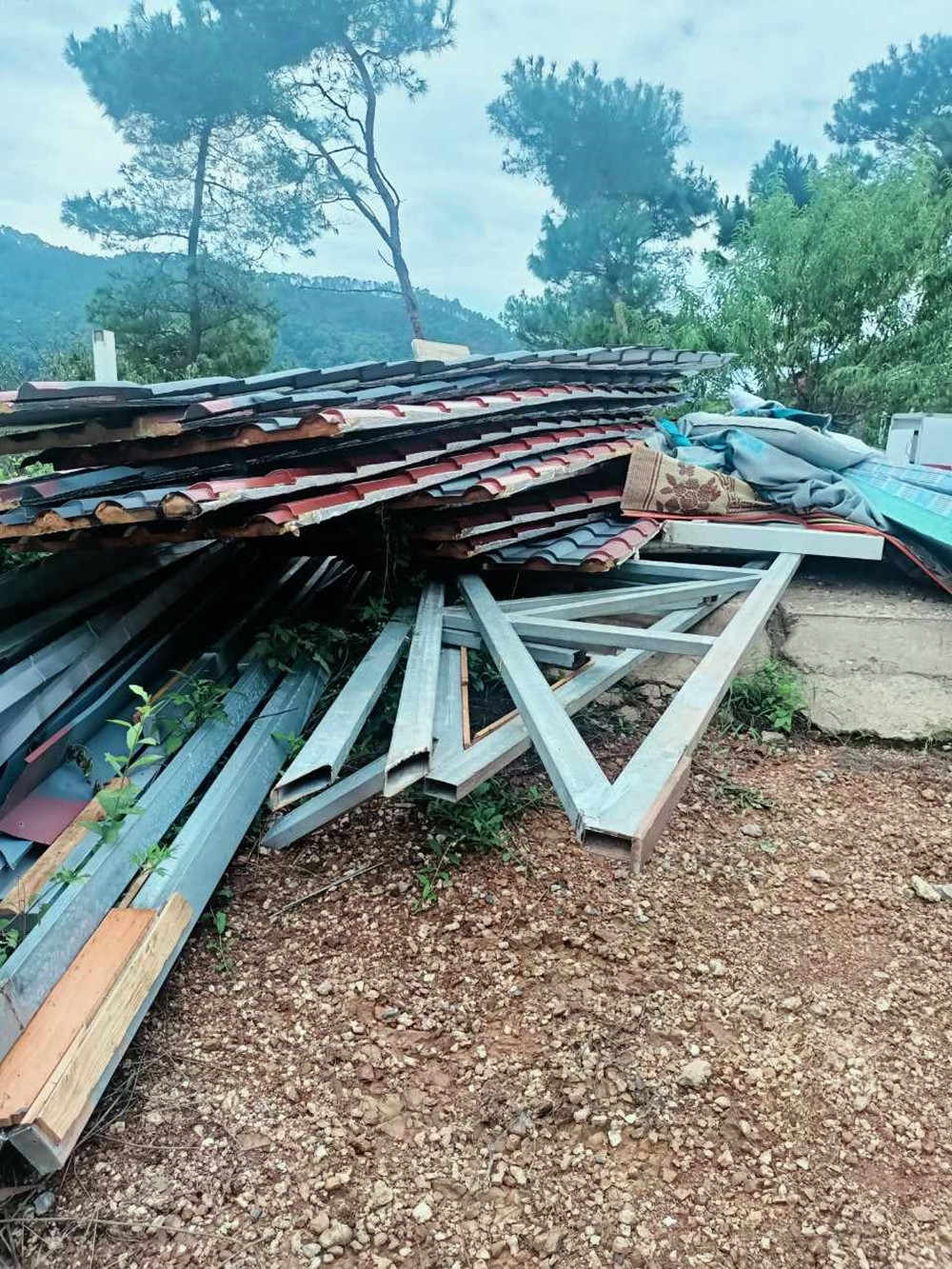 Lực lượng chức năng cưỡng chế căn nhà trên đồi Dõng Chum xây sai phép trên đất rừng.