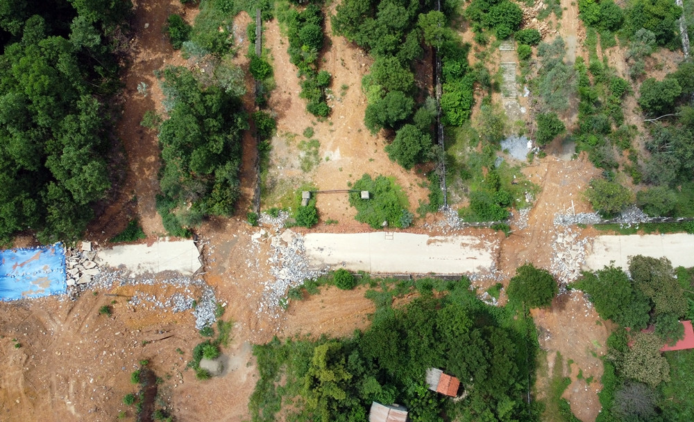 Trả lời báo chí, ông Phạm Quang Ngọc - Phó Chủ tịch UBND huyện Sóc Sơn cho biết, con đường bê tông dài hàng trăm mét dẫn lên đồi Dõng Chum là người dân tự ý làm, không nằm trong quy hoạch, không được cấp phép xây dựng. Do vậy, chính quyền huyện phải điều máy móc vào phá bỏ.