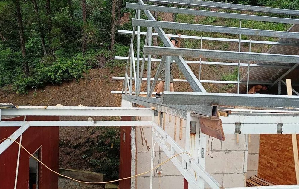 Lực lượng chức năng đã tiến hành phá dỡ, cưỡng chế được 1 trong 5 công trình, homestay xây sai phép trên đất rừng phòng hộ trong sáng 28/8.