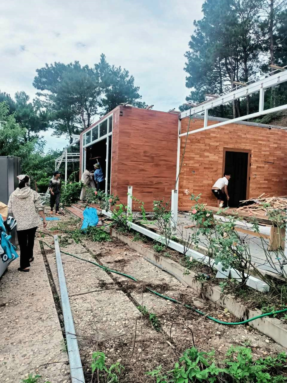 Có khoảng 20 công nhân đã mang theo máy cắt sắt và các thiết bị chuyên dụng chia thành từng tốp nhỏ để tháo dỡ các công trình sai phép.