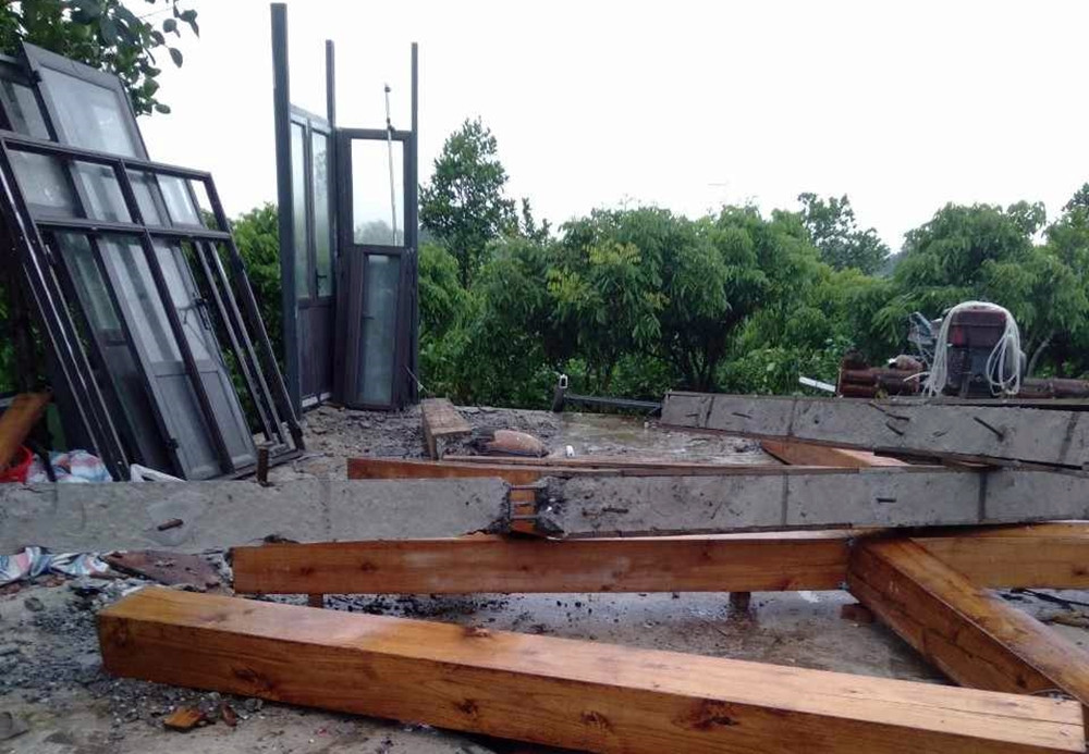 Công trình xây dựng trái phép trên đồi Dõng Chum đang được chính quyền tháo dỡ.