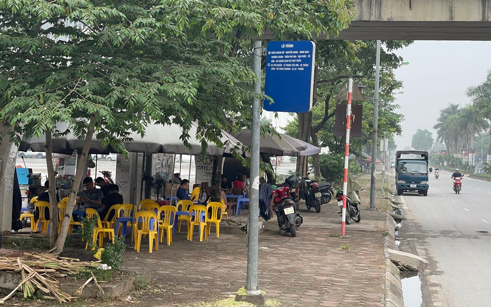 Nhiều đoạn vỉa hè đường Lê Trọng Tấn đang được tận dụng triệt để cho việc buôn bán.