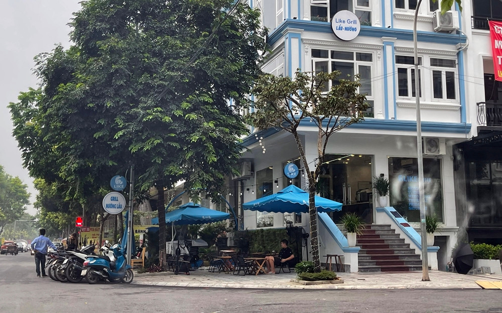 Quán cà phê này bày bàn ghế bán hàng trên vỉa hè, chiếm dụng lòng đường làm nơi để xe của khách.