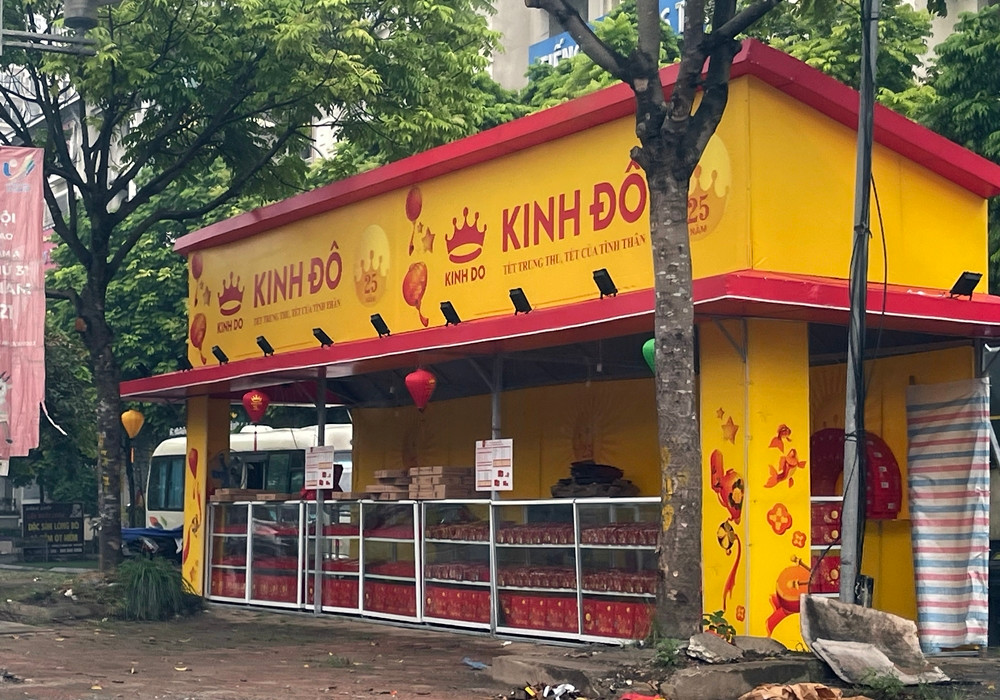 Quầy bánh Trung thu di động “tái xuất” lấn chiếm vỉa hè.