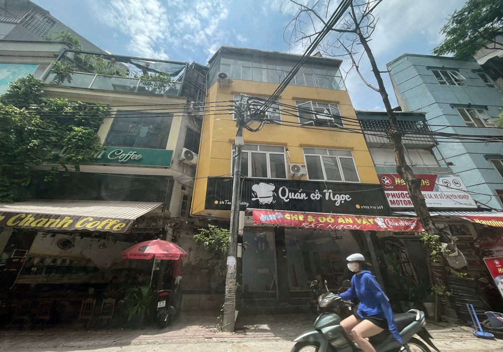 Căn nhà có địa chỉ số 64 Tam Khương có hình dạng tam giác. Từ tầng 2 trở lên, căn nhà này thi công “phình” to ra hẳn so với tầng 1, thậm chí phần mái nhà cũng bị “biến” thành tầng để sử dụng.