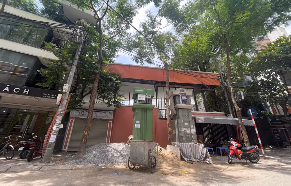 Thêm một công trình khác “siêu méo” đang thi công với 2 tầng, có một mặt hướng ra đường Tam Khương. Công trình này có khung, cột nhà sử dụng hầu hết bằng thép lớn. Nằm sát công trình có hai trạm biến áp, vật liệu xây dựng đổ đống ngổn ngang trên vỉa hè, vương vãi xuống cả lòng đường.