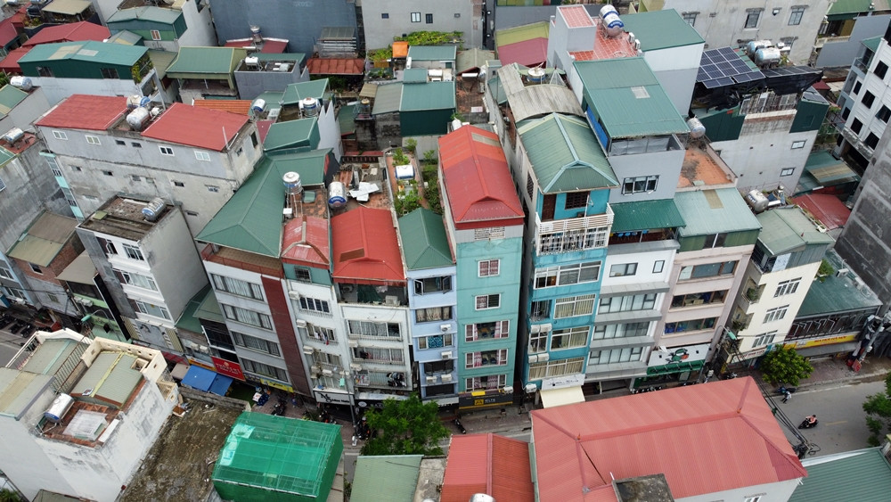 Những căn nhà nằm sát nhau, trong đó có căn đã “hô biến” phần mái thành tầng bằng cách quây lợp kín tôn, nhằm gia tăng diện tích.