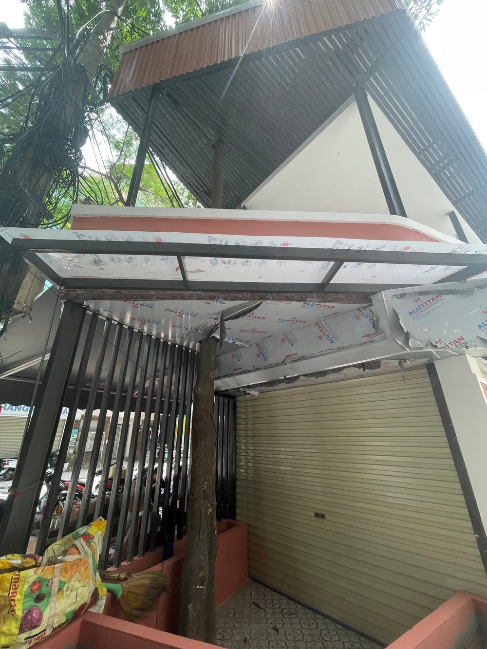 Phần mái tầng 1 và 2 của công trình thi công "nuốt” trọn một cây xanh.