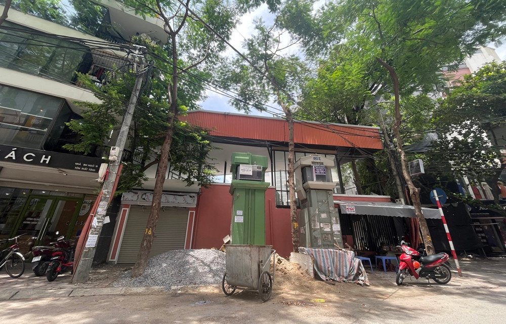 Thêm một công trình khác “siêu méo” đang thi công với 2 tầng, có một mặt hướng ra đường Tam Khương. Công trình này có khung, cột nhà sử dụng hầu hết bằng thép lớn. Nằm sát công trình có hai trạm biến áp, vật liệu xây dựng đổ đống ngổn ngang trên vỉa hè, vương vãi xuống cả lòng đường.